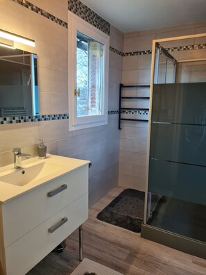 Ensemble douche/baignoire, sĂšche-cheveux