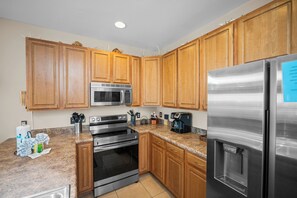 冷蔵庫、電子レンジ、オーブン、コンロ