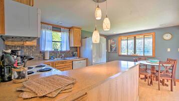 Fridge, microwave, stovetop, dishwasher