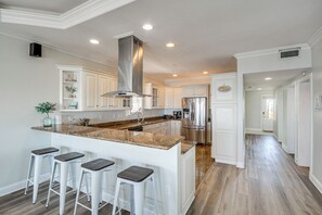 Kühlschrank, Mikrowelle, Herdplatte, Geschirrspüler