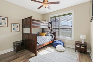 3 bedrooms, iron/ironing board, WiFi, bed sheets - Mint Julep!  Minutes from Tubing and Canyon Lake! (Canyon Lake)