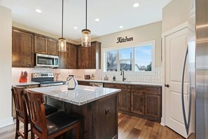 Réfrigérateur, four à micro-ondes, un four, surface de cuisson