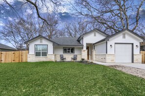 Exterior - Tequila Mockingbird.  Close to River and Canyon Lake! (Canyon Lake)