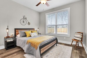 3 bedrooms, iron/ironing board, WiFi, bed sheets - Tequila Mockingbird.  Close to River and Canyon Lake! (Canyon Lake)