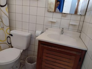 Standard Double Room | Bathroom | Shower, towels - Hotel Alajuela Costa Rica Airport (Alajuela)