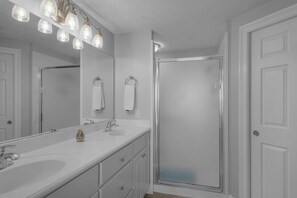 Combined shower/bathtub, towels, shampoo, toilet paper - PET FRIENDLY-POOL-HOT TUB-GRILLS-GYM- BEACH FRONT VIEW-15TH FLOOR!!! (Panama City Beach)