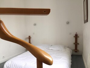 2 bedrooms, travel crib, free WiFi, bed sheets