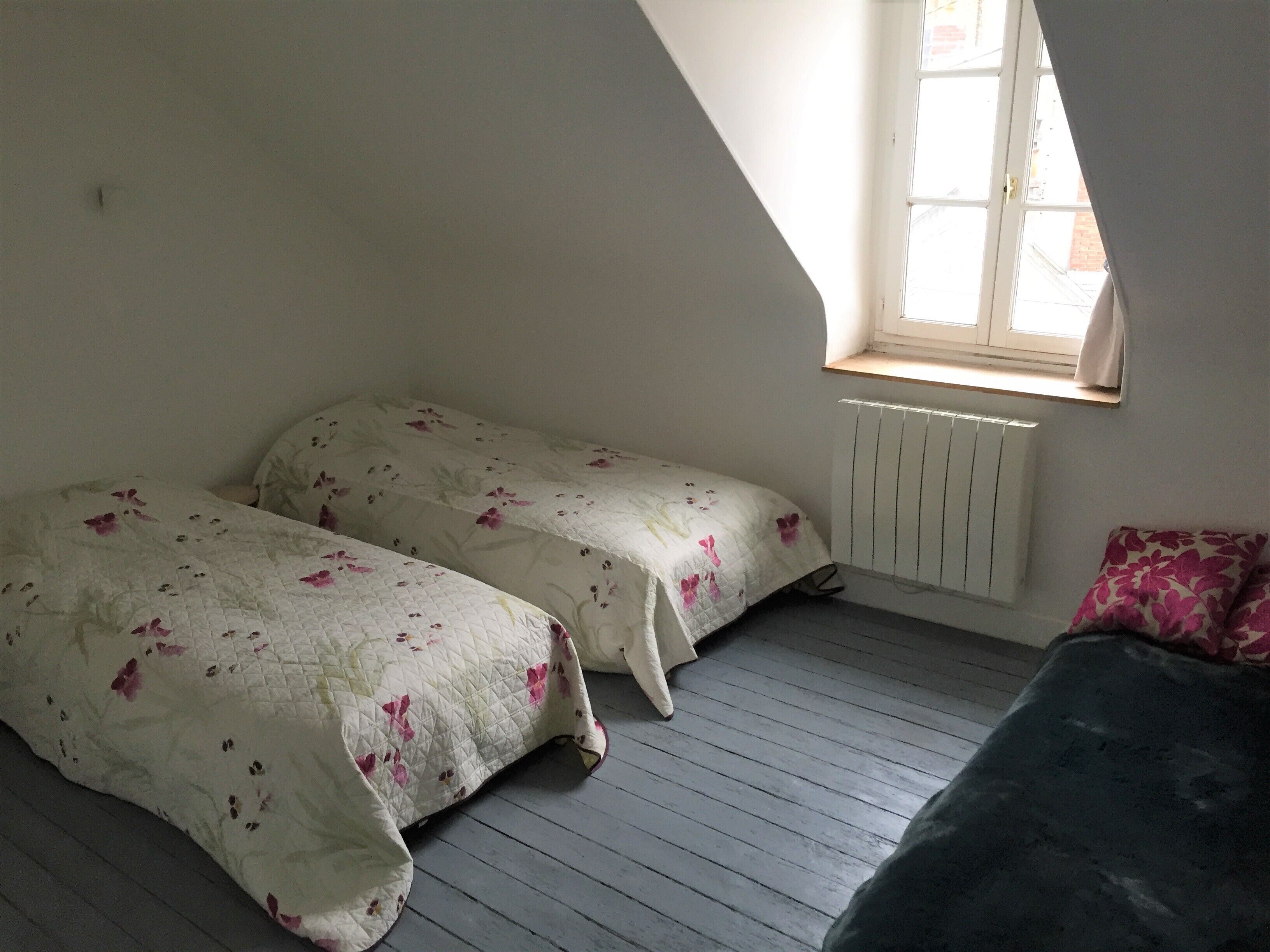 Chambre du 2nd pour 3 personnes  : ici avec 3 petits lits.