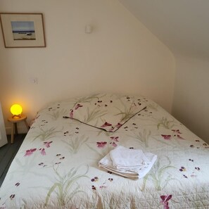 2 bedrooms, travel cot, free WiFi, bed sheets