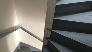 A staircase with a handrail on the left and a dark floor. - Charming Valentine fisherman's cottage, town center, close to train station and beach (Trouville-sur-Mer)