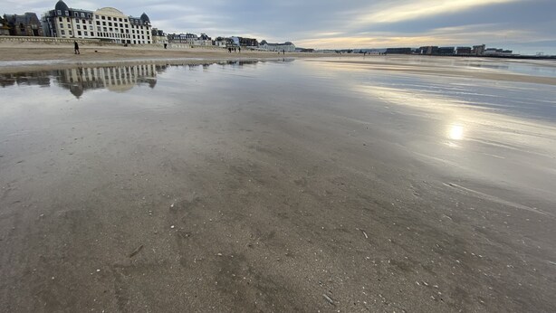 A wide, reflective beach with a large building in the background. - Charming Valentine fisherman's cottage, town center, close to train station and beach (Trouville-sur-Mer)