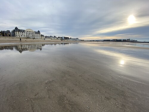 Charming Valentine fisherman's cottage, town center, close to train station and beach