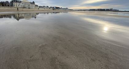 Charming Valentine fisherman's cottage, town center, close to train station and beach