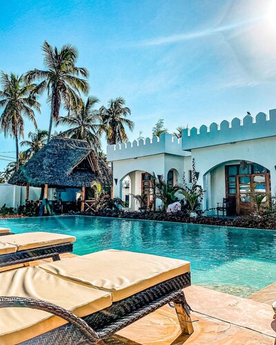 Private boutique hotel - few steps from the beach!