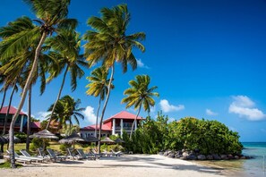 On the beach, sun-loungers, beach towels - Villa Les Agaves, waterfront on the lagoon (Le François)