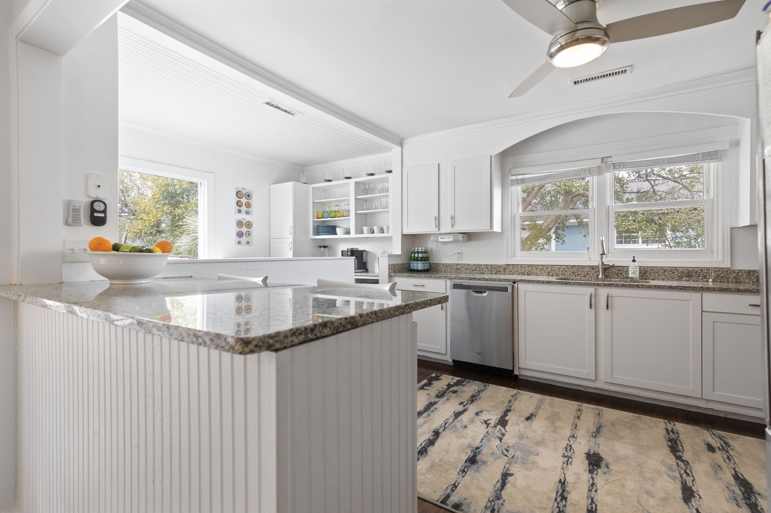 Kühlschrank, Geschirrspüler, Wasserkocher mit Kaffee-/Teezubehör