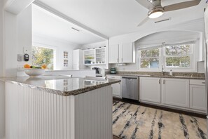 Kühlschrank, Geschirrspüler, Wasserkocher mit Kaffee-/Teezubehör