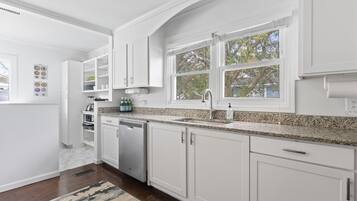 Kjøleskap, oppvaskmaskin, kaffetrakter/tekoker og kjøkkenutstyr