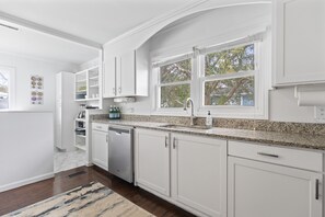 Kjøleskap, oppvaskmaskin, kaffetrakter/tekoker og kjøkkenutstyr