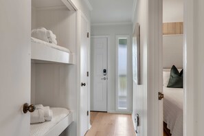 2 bedrooms, iron/ironing board, Internet, bed sheets
