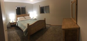 2 bedrooms, WiFi, bed sheets - Monument views and room to play. Pets welcome. (Grand Junction)