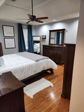 4 bedrooms, desk, iron/ironing board, free WiFi