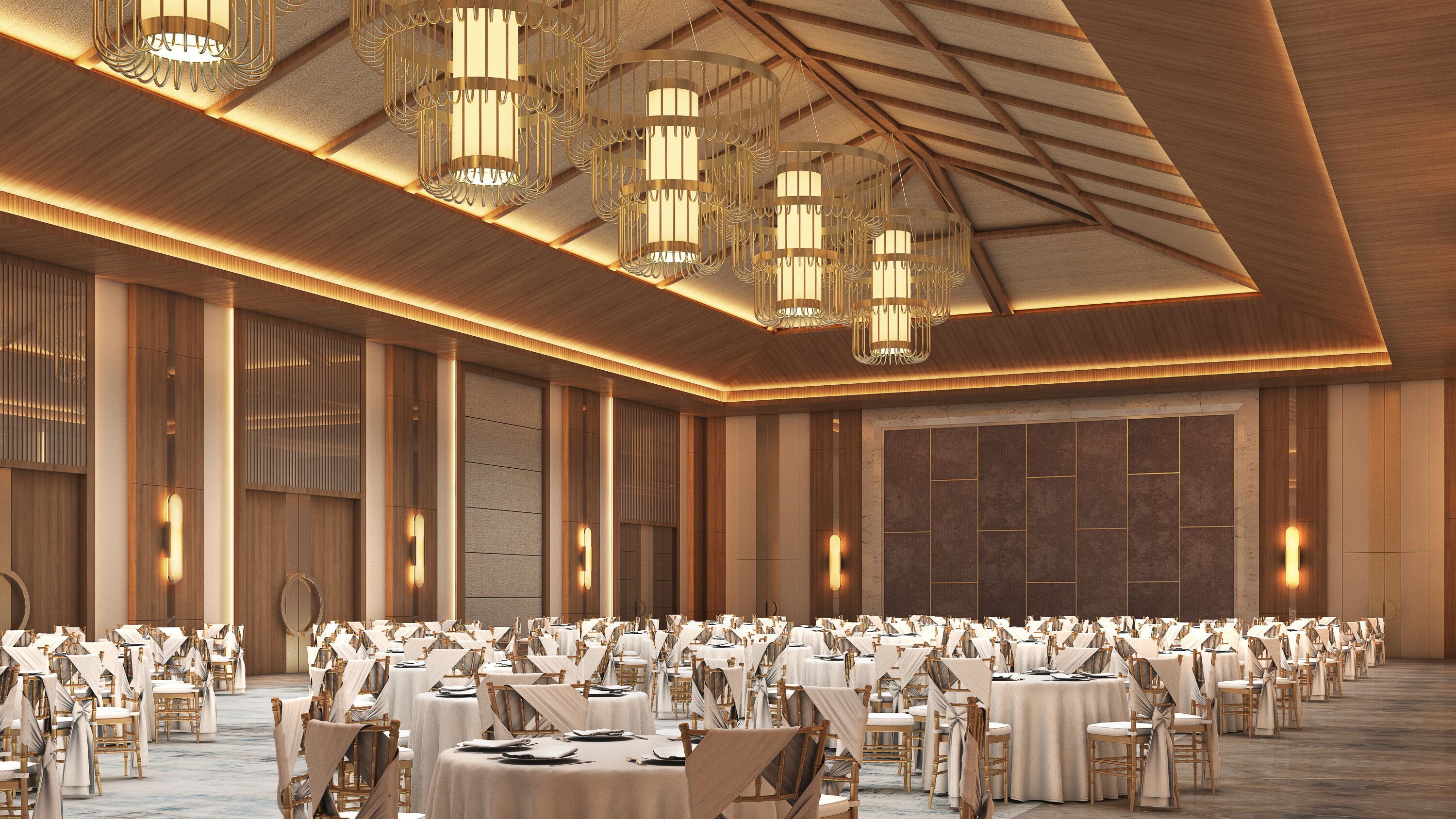 Un salón de banquetes con varias mesas redondas, cada una cubierta con manteles blancos y sillas doradas, bajo una serie de lámparas colgantes.