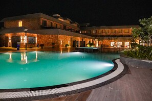 Una piscina al aire libre