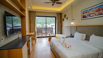 Elegant Room with Balcony | 1 camera, una cassaforte in camera, una scrivania, postazione laptop