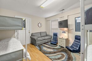 6 bedrooms, iron/ironing board, WiFi, bed sheets - Hampton Street Retreat: Corolla Light, Pool, Spa (Corolla)
