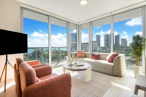 TV, offices - Stunning Views 2 Bdrms Condo|Miami Design District (Miami)