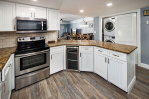 Kylskåp, mikrovågsugn, ugn och spishäll