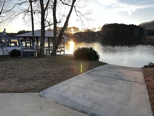 Lake Life! 4 BR Waterfront Home on Neely Henry