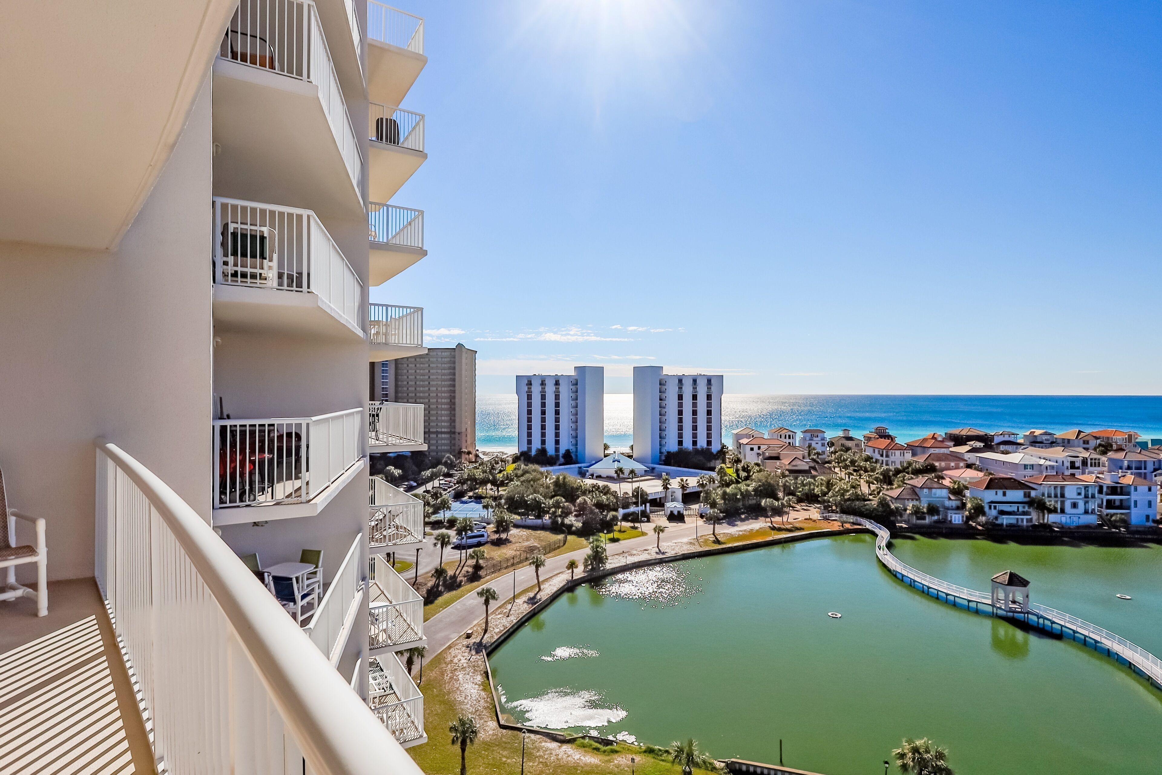 Minutes From Private Beach!  3 Pools, Tiki Bar and Restaurant! 