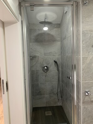 Badewanne, Haartrockner, Bidet, Handtücher