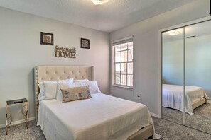 3 bedrooms, iron/ironing board, travel cot, Internet - < 8 Mi to Disney: Getaway w/ Deck in Kissimmee! (Kissimmee)