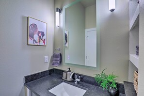 Articles de toilette gratuits, sèche-cheveux, serviettes fournies
