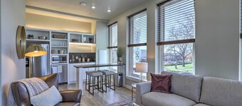 Stylish San Marcos Apt in the Heart of Dwtn!