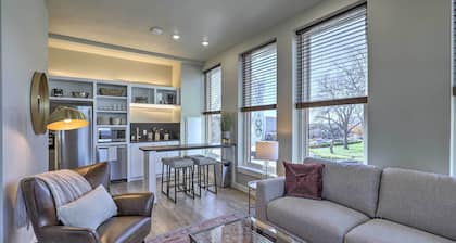 Stylish San Marcos Apt in the Heart of Dwtn!