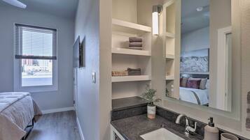 2 bedrooms, desk, iron/ironing board, Internet