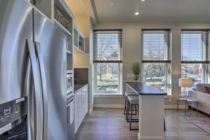 Refrigerador, microondas, lavavajillas y cafetera y tetera 