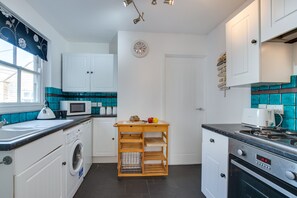 Kühlschrank, Ofen, Kochgeschirr/Geschirr/Besteck