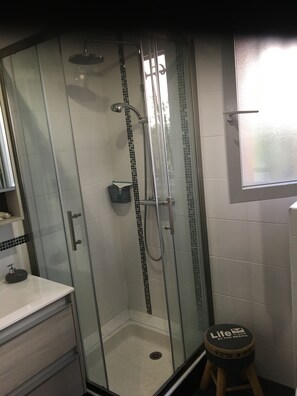 Douche, sĂšche-cheveux, savon, papier toilette