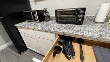 Frigorifero, microonde, macchina per tè/caffè, tostapane