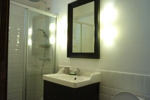 Dusche, Haartrockner, Bidet, Handtücher