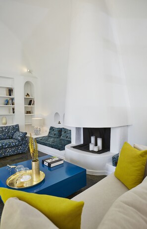 Smart TV, books, stereo - Ftelari Villa | Entire Private Property with Pool and Outdoor Whirlpool (Oía)