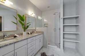 Bathtub, hair dryer, towels, shampoo - Summer rooftop deck, game room, skyline views near Broadway & Nissan Stadium (Nashville)