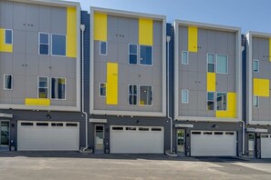 Exterior - double deck: 2 nashville homes, sleeps 24, on VRBO (Nashville)