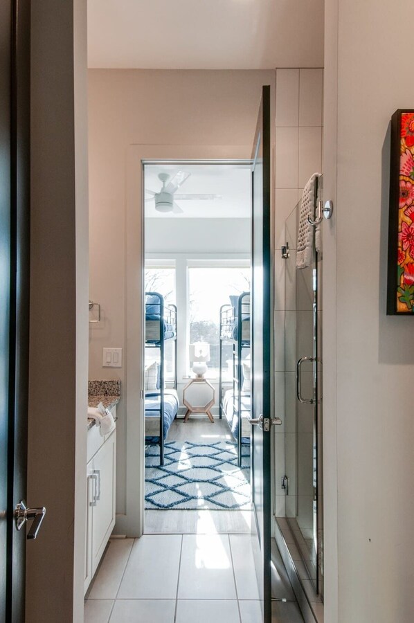 8 bedrooms, desk, iron/ironing board, WiFi - double deck: 2 nashville homes, sleeps 24, on VRBO (Nashville)