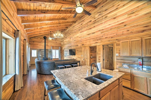 Woodsy Mountain Cabin: 2 Mi to Angel Fire Resort!
